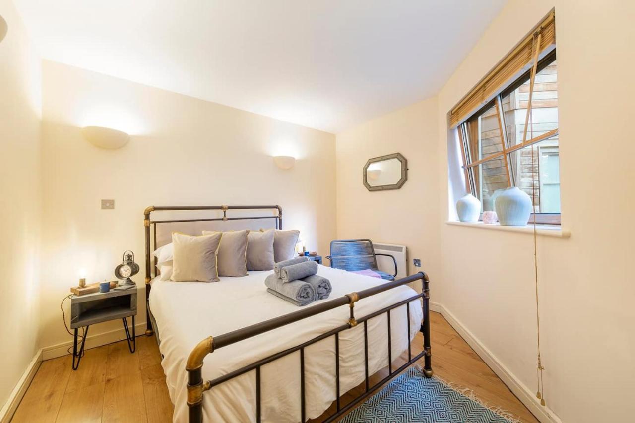 Large Boutique Harbourside Apartment - Football Table (Adults Only) บริสตอล ภายนอก รูปภาพ