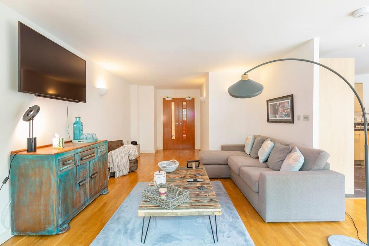 Large Boutique Harbourside Apartment - Football Table (Adults Only) บริสตอล ภายนอก รูปภาพ